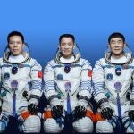 Esta foto sin fecha muestra a los astronautas chinos Nie Haisheng (C), Liu Boming (D) y Tang Hongbo, quienes llevarán a cabo la misión de vuelo espacial tripulado Shenzhou-12.XU BU/XINHUA16/06/2021 ONLY FOR USE IN SPAIN