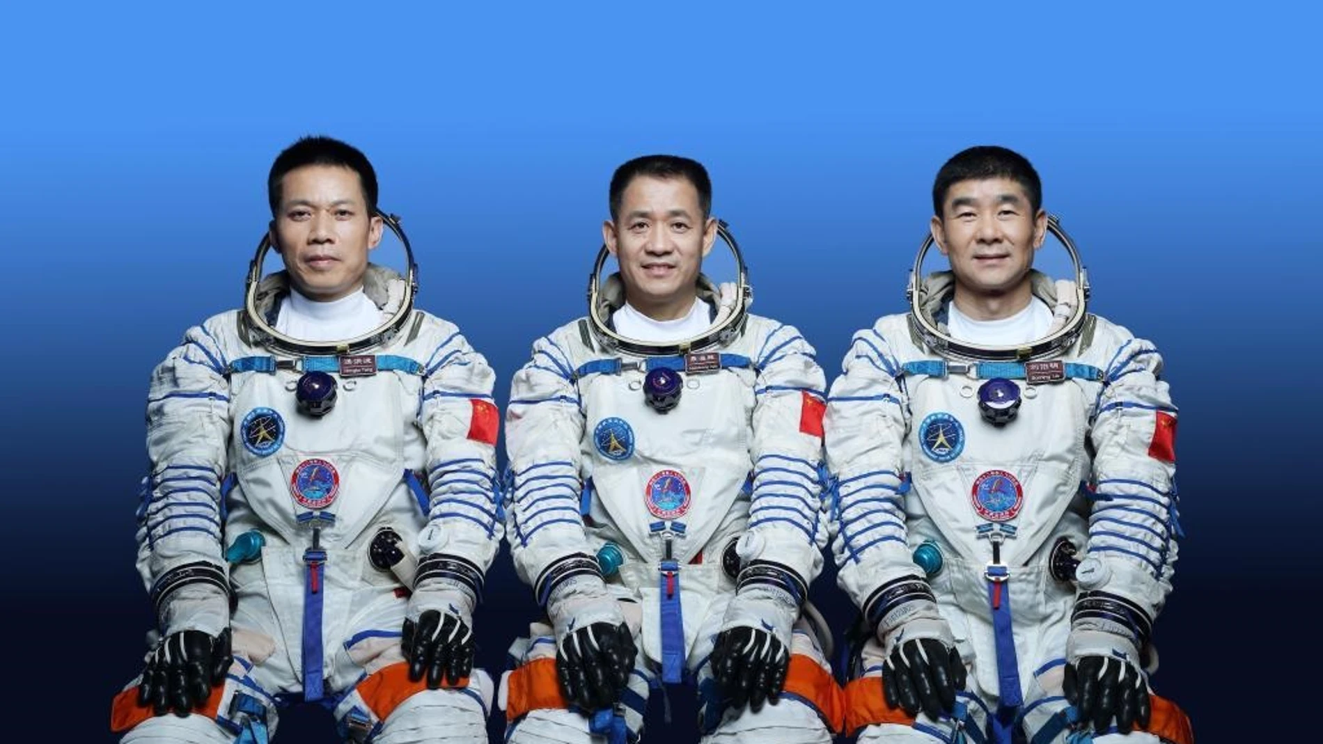 Esta foto sin fecha muestra a los astronautas chinos Nie Haisheng (C), Liu Boming (D) y Tang Hongbo, quienes llevarán a cabo la misión de vuelo espacial tripulado Shenzhou-12.XU BU/XINHUA16/06/2021 ONLY FOR USE IN SPAIN