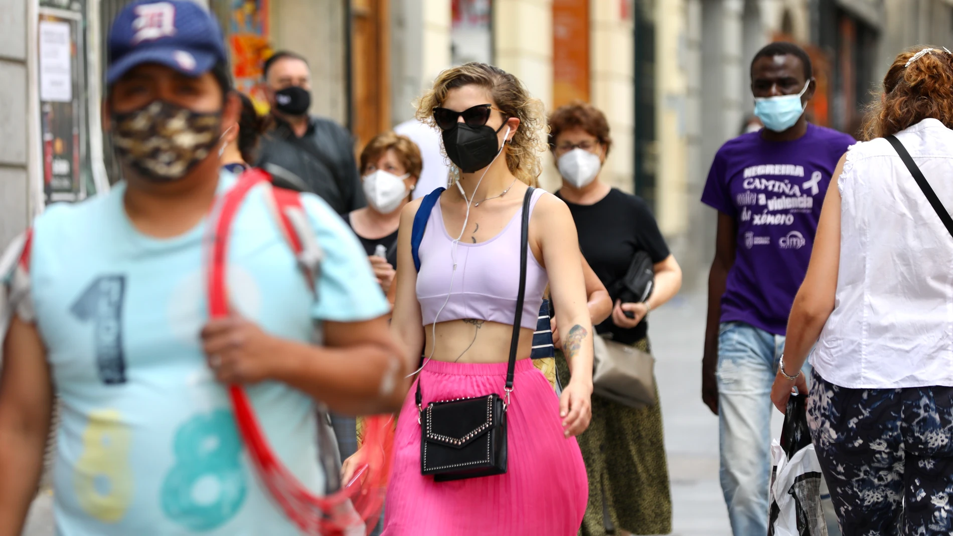 Gente con mascarillas paseando por Madrid