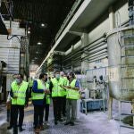 El consejero de Economía y Hacienda, Carlos Fernéndez Carriedo, visita las instalaciones de Sarrió Papelera de Almazán (Soria).