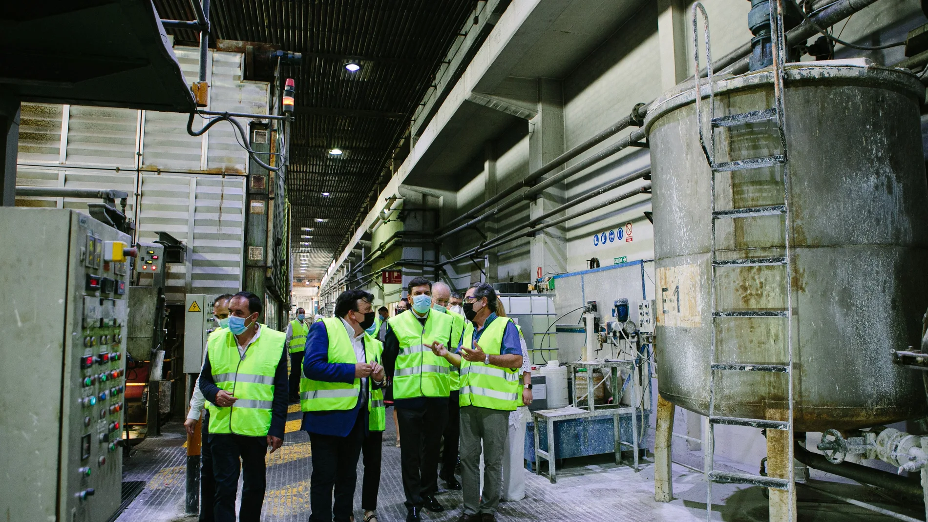 El consejero de Economía y Hacienda, Carlos Fernéndez Carriedo, visita las instalaciones de Sarrió Papelera de Almazán (Soria).