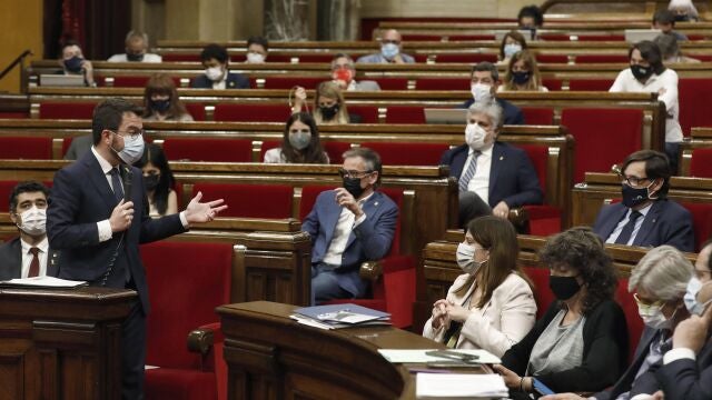 El presidente de la Generalitat, Pere Aragonès responde a una pregunta de la oposición durante la sesión de control del Parlament