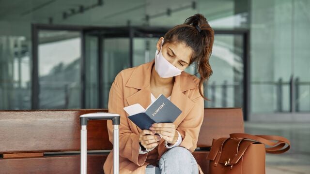 Viajera mirando pasaporte CEAV