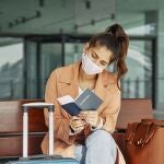 Viajera mirando pasaporte CEAV