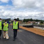 El consejero Suárez-Quiñones visita los trabajos junto a la alcaldesa de San Andrés del Rabanedo, Camino Cabañas, y del director general de Adif Alta Velocidad, Juan Pablo Villanueva,