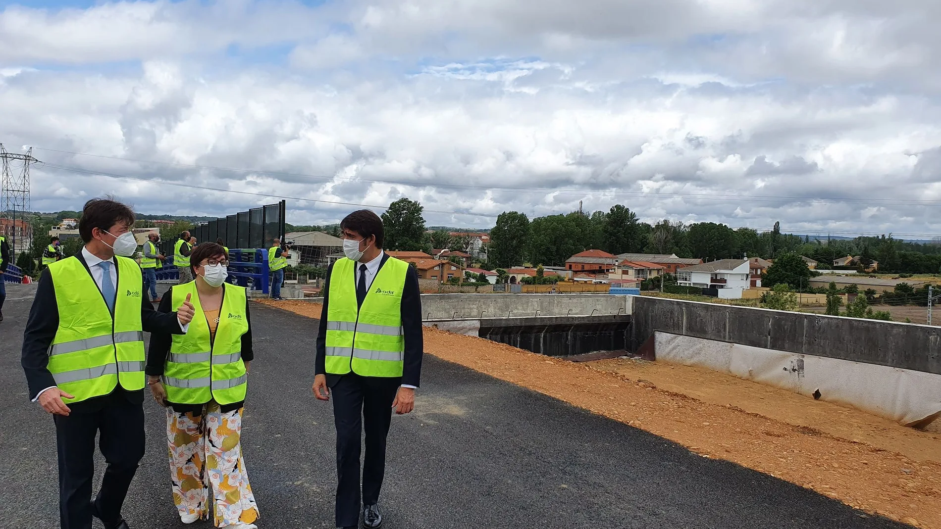 El consejero Suárez-Quiñones visita los trabajos junto a la alcaldesa de San Andrés del Rabanedo, Camino Cabañas, y del director general de Adif Alta Velocidad, Juan Pablo Villanueva,