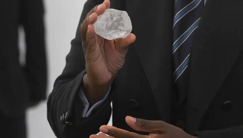 El Ministro de Infraestructura de Botsuana, Thapelo Matsheka, sujeta un enorme diamante extraido por la compañía minera Debswana.
