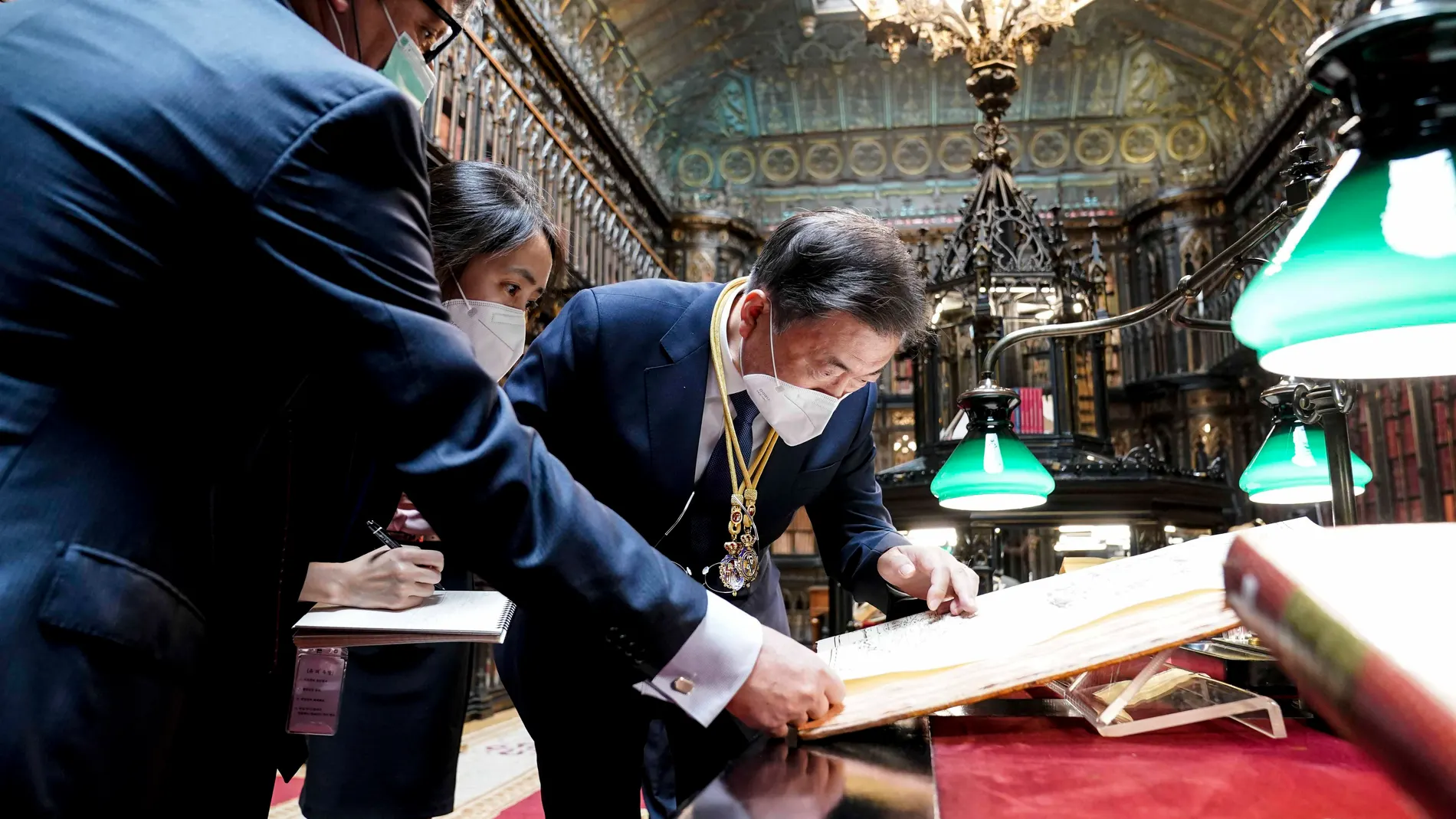 El presidente de Corea del Sur, Moon Jae-in, dice haber podido comprobar en un mapa de la biblioteca del Senado de España que los islotes pertenecen a su país. EFE
