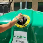 Contenedor verde de reciclaje de vidrios