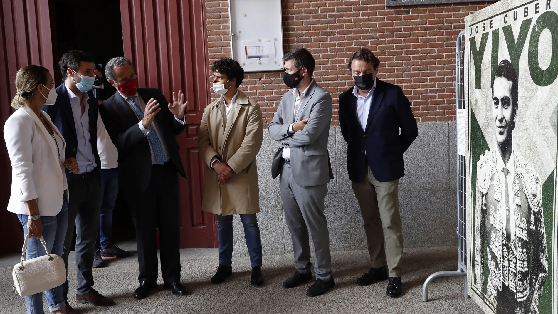 MADRID, 17/06/2021.- El torero y director del Centro de Asuntos Taurinos de la Comunidad de Madrid, Miguel Abellán (3d), junto a, entre otros, la ex torera Cristina Sánchez (i) y el fotógrafo malagueño Pablo Cobos (2d), durante la presentación de la exposición inédita del Centro de Asuntos Taurinos de la Comunidad de Madrid, este jueves en Madrid. EFE/ J.P.Gandul