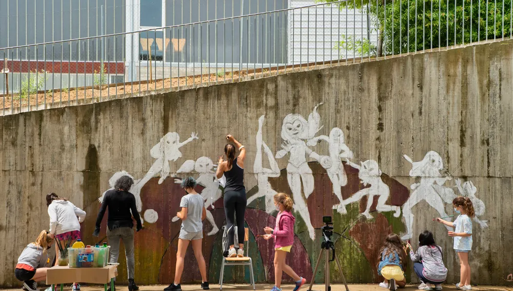 Un mural de superheroínas visibilizará el deporte femenino en el CEIP Margarita Salas de Arroyo (Valladolid), centro vencedor del reto de Afedecyl, impulsado por Iberdrola