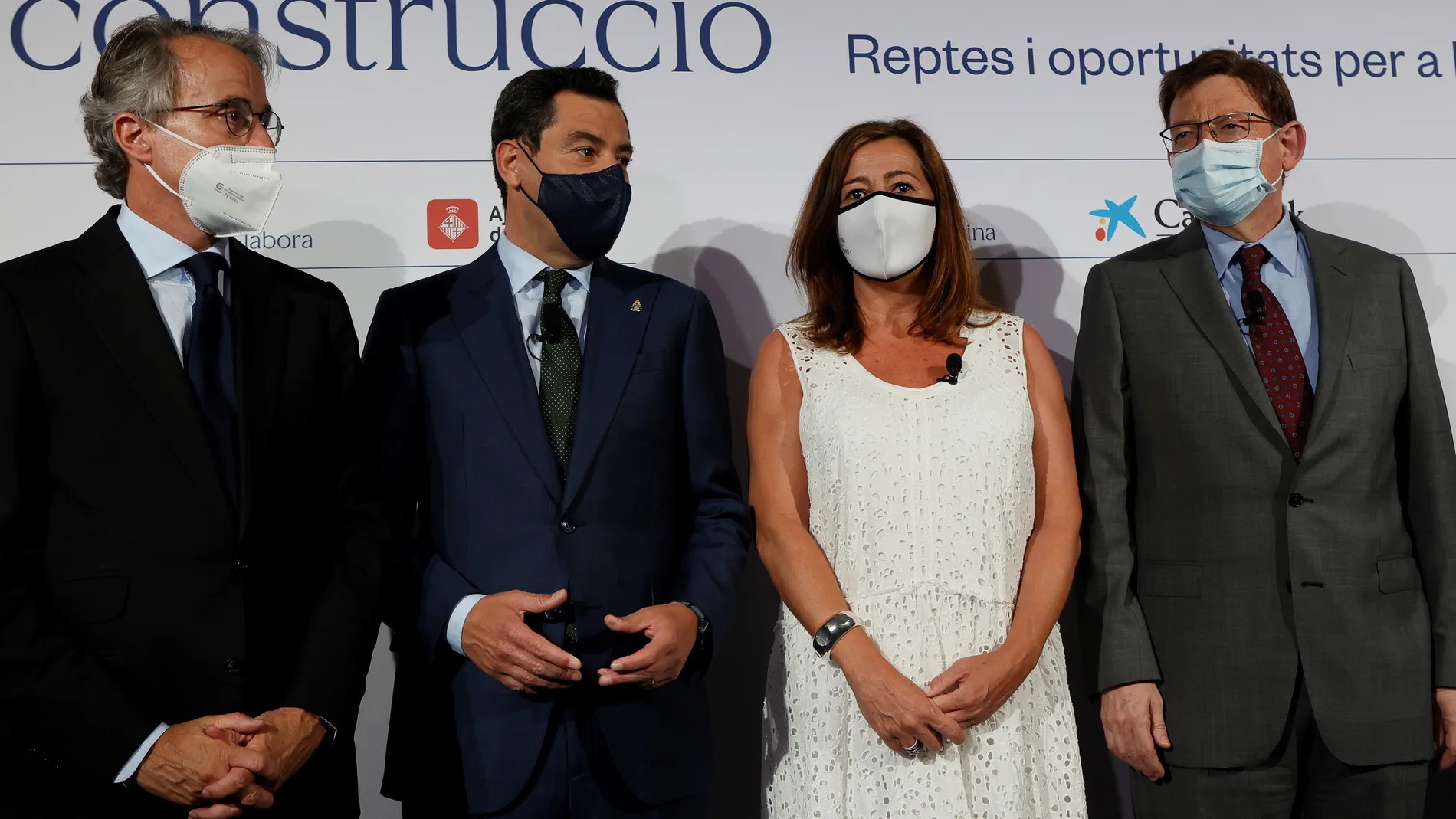 Los presidentes de la Comunidad Valenciana, Ximo Puig (d); de Baleares, Francina Armengol (2d), y de Andalucía, Juan Manuel Moreno (2i), posan junto al presidente del Circulo de Economía, Javier Faus (i), antes de intervenir en el debate "El modelo territorial para mejorar la economía española" organizado por el Cercle d'Economia, este jueves. EFE/Quique García