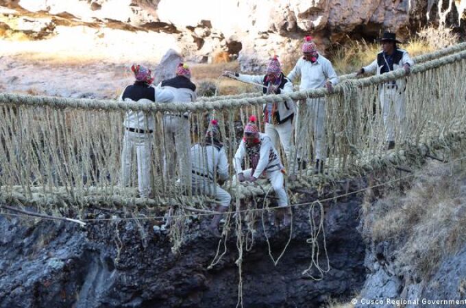 La comunidad reconstruye el puente utilizando técnicas tradicionales de tejido