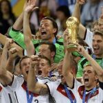 Los jugadores de Alemania levantan el trofeo que les acredita vencedores del Mundial de Fútbol de Brasil 2014
