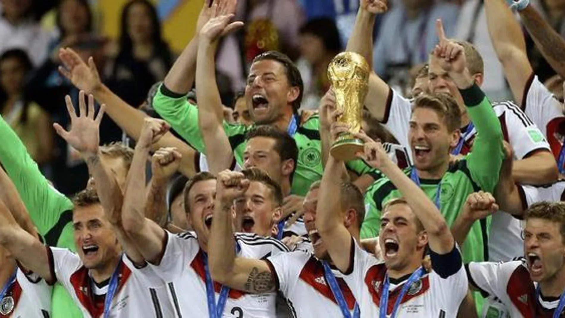 Los jugadores de Alemania levantan el trofeo que les acredita vencedores del Mundial de Fútbol de Brasil 2014