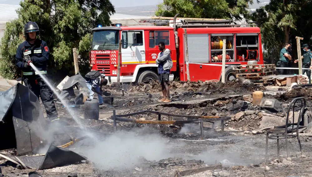 Bomberos de Almería así como del Consorcio de Extinción de Incendios del Levante trabajaron en las labores de extinción del incendio. EFE/Ricardo García