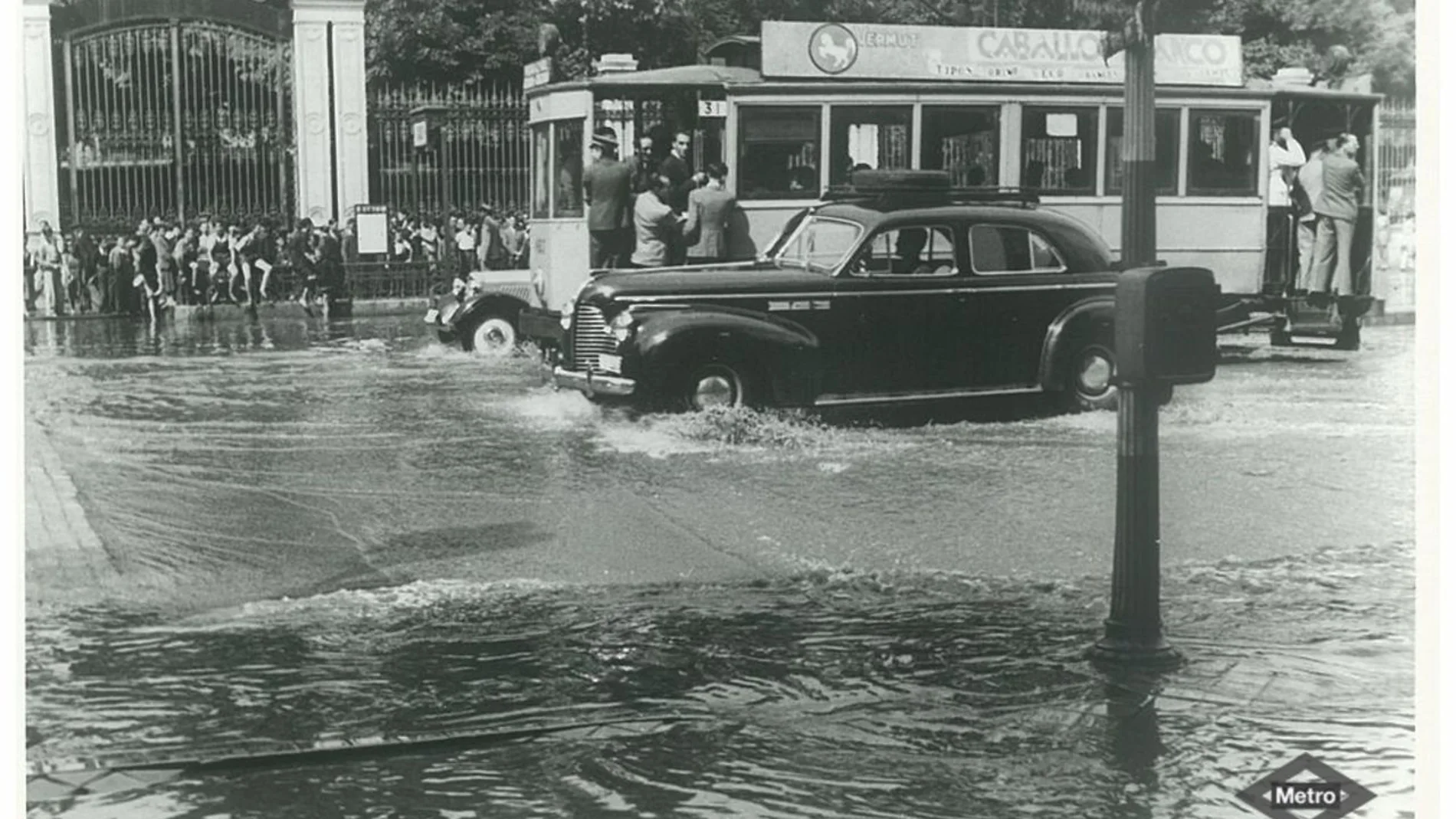 La Plaza de Cibeles, anegada de agua en 1942