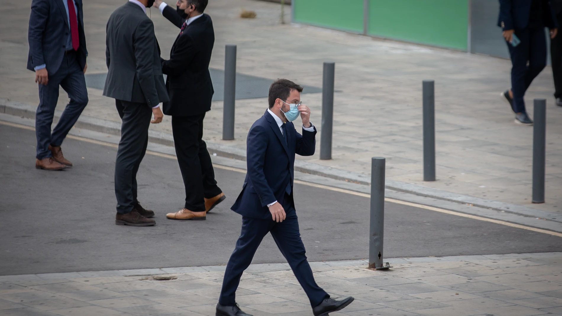 El presidente de la Generalitat, Père Aragonés, a su llegada al W Barcelona para asistir a una cena inaugural de la XXXVI reunión anual del Cercle D'Economía, a 16 de junio de 2021, en Barcelona, Catalunya (España). Felipe VI protagoniza hoy la primera visita a la ciudad desde que hace 20 días se formara el nuevo Govern con el presidente, Pere Aragonès. Este es el primero de los tres viajes que el Rey hará a Barcelona en las próximas semanas, en paralelo a la etapa de diálogo y distensión abierta por el Ejecutivo de Pedro Sánchez con la Generalitat tras la formación de la coalición entre ERC y Junts. Además, coincide con el debate sobre los indultos que prevé conceder el Gobierno a los líderes independentistas catalanes encarcelados.16 JUNIO 2021David Zorrakino / Europa Press16/06/2021