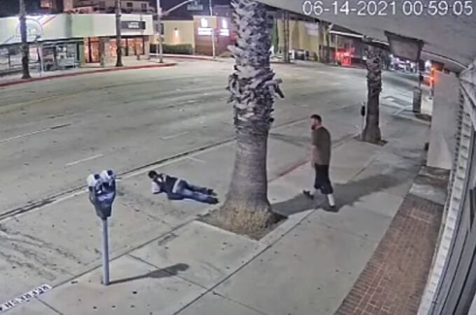 Un hombre tras golpear a una mujer asiática en una calle de Los Angeles