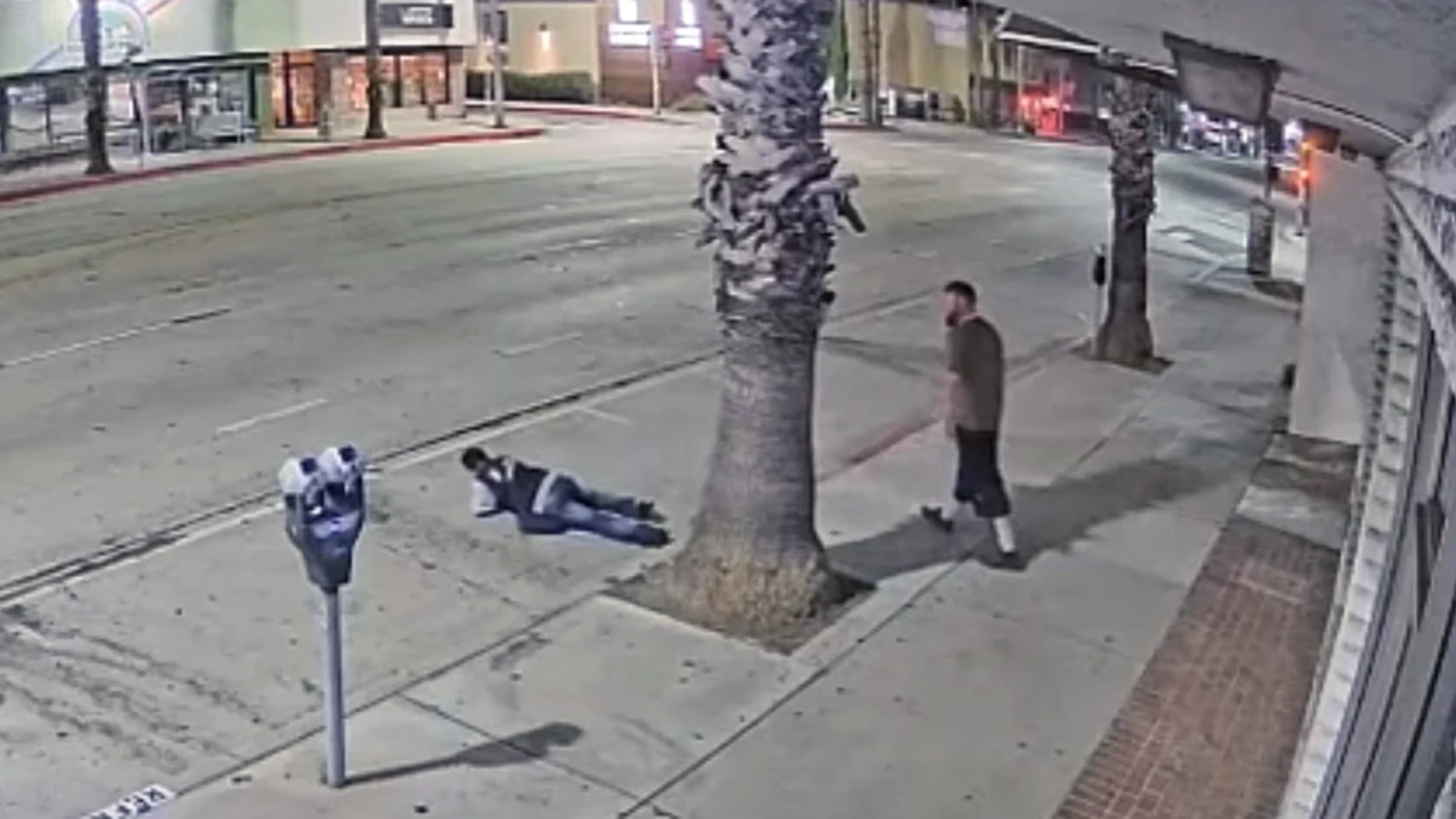 Un hombre tras golpear a una mujer asiática en una calle de Los Angeles