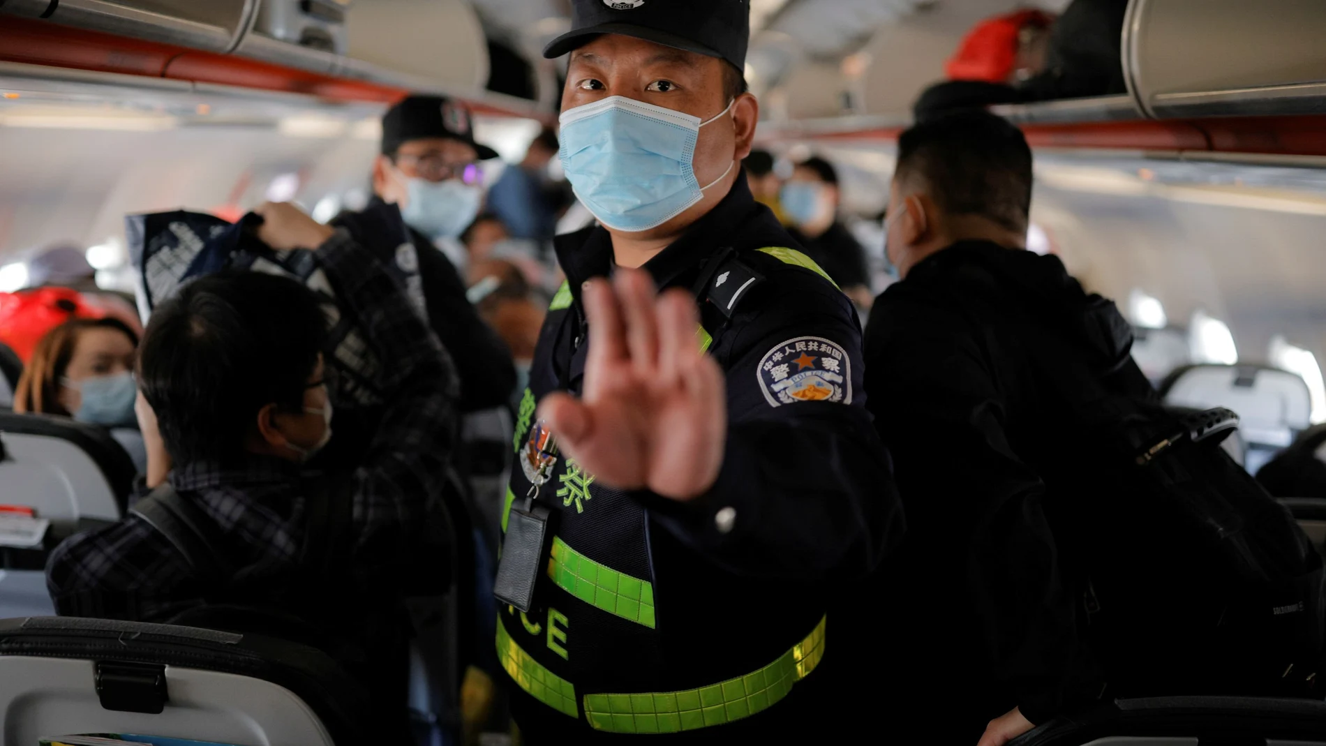 Un policía chino en un avión en Urumqi, Xinjiang