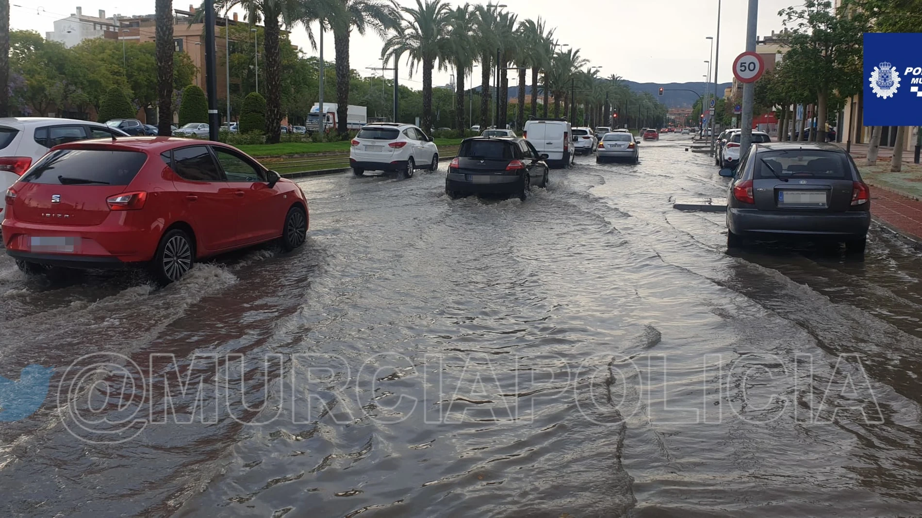 La lluvia caída esta madrugada obliga a cortar varias vías del centro de Murcia