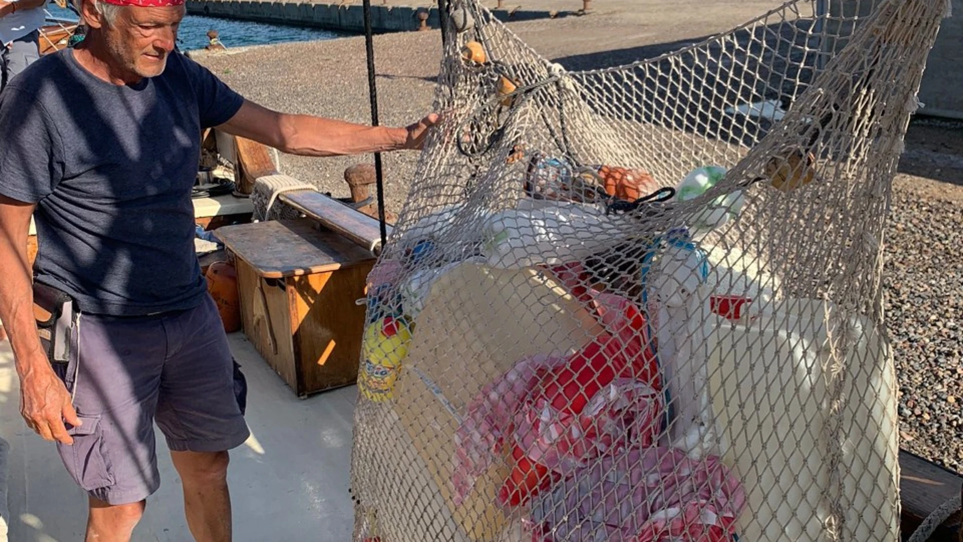 Un miembro del Toftevaag, un antiguo barco pesquero que ahora recoge plásticos y otros residuos marinos en el Mediterráneo