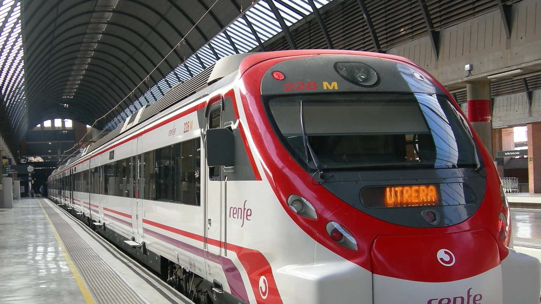 Tren Civia en la estación de Santa Justa. RENFE