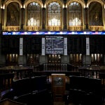 Valores del Ibex 35 en los paneles de la Bolsa de Madrid, a 17 de junio de 2021