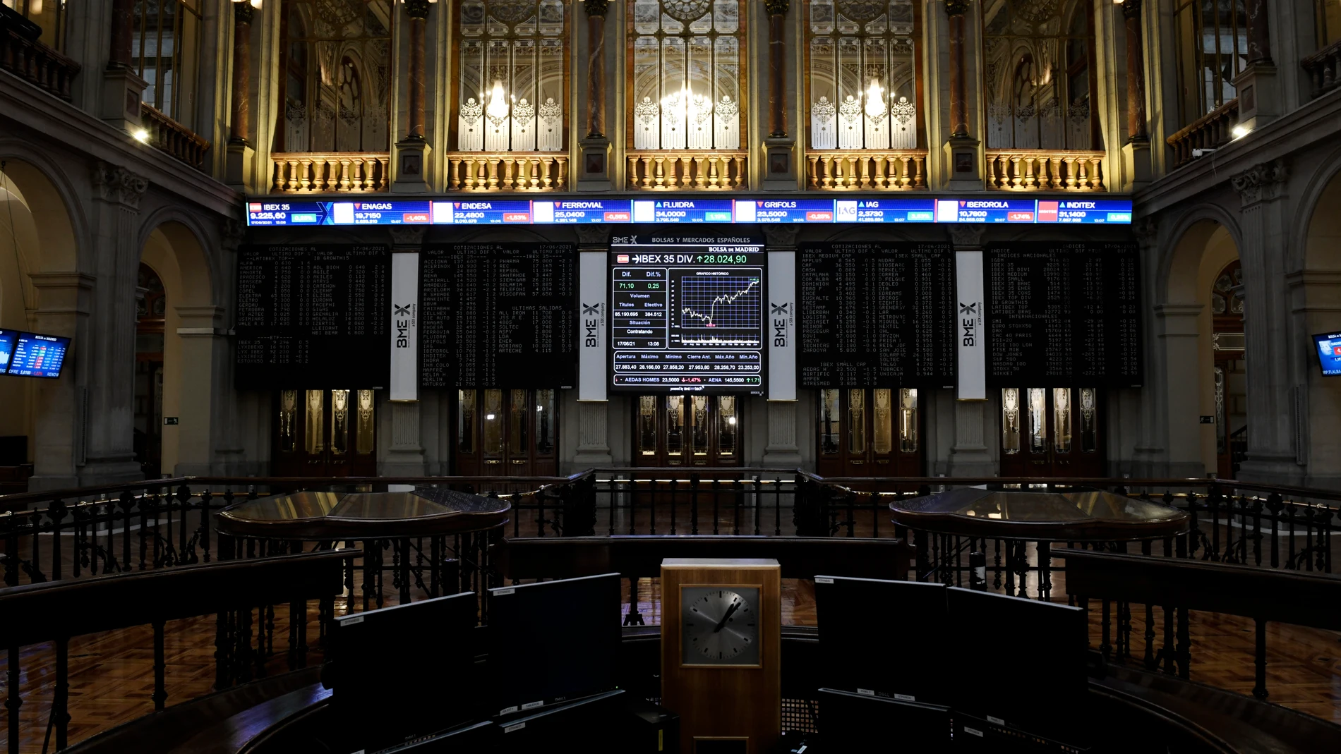 Valores del Ibex 35 en los paneles de la Bolsa de Madrid, a 17 de junio de 2021