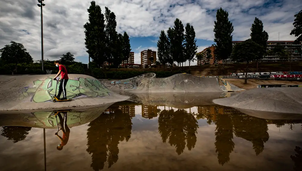 Skate Park de Madrid Río inundado después de las fuertes lluvias.