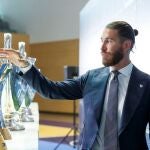 El central sevillano Sergio Ramos posa con algunos de los trofeos ganados con el Real Madrid durante el acto de homenaje y despedida