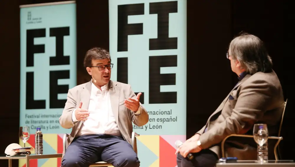 El consejero de Cultura y Turismo, Javier Ortega, asiste a la conversación 'De Cervantes al cielo' del Festival Internacional de Literatura en Español de Castilla y León