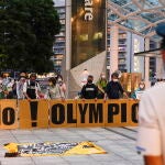 Tokyo (Japan), 18/06/2021.- Demonstrators protest against hosting the Tokyo 2020 Olympic Games outside the building in which the Tokyo 2020 Olympic Organising Committee is in, in Tokyo, Japan, 18 June 2021, after COVID-19 infectious disease experts listed proposals to prevent spreads of the disease in preparation for the Olympic Games. The Summer Olympic Games is scheduled to open on 23 July through 08 August 2021. (Protestas, Abierto, Japón, Tokio) EFE/EPA/KIMIMASA MAYAMA