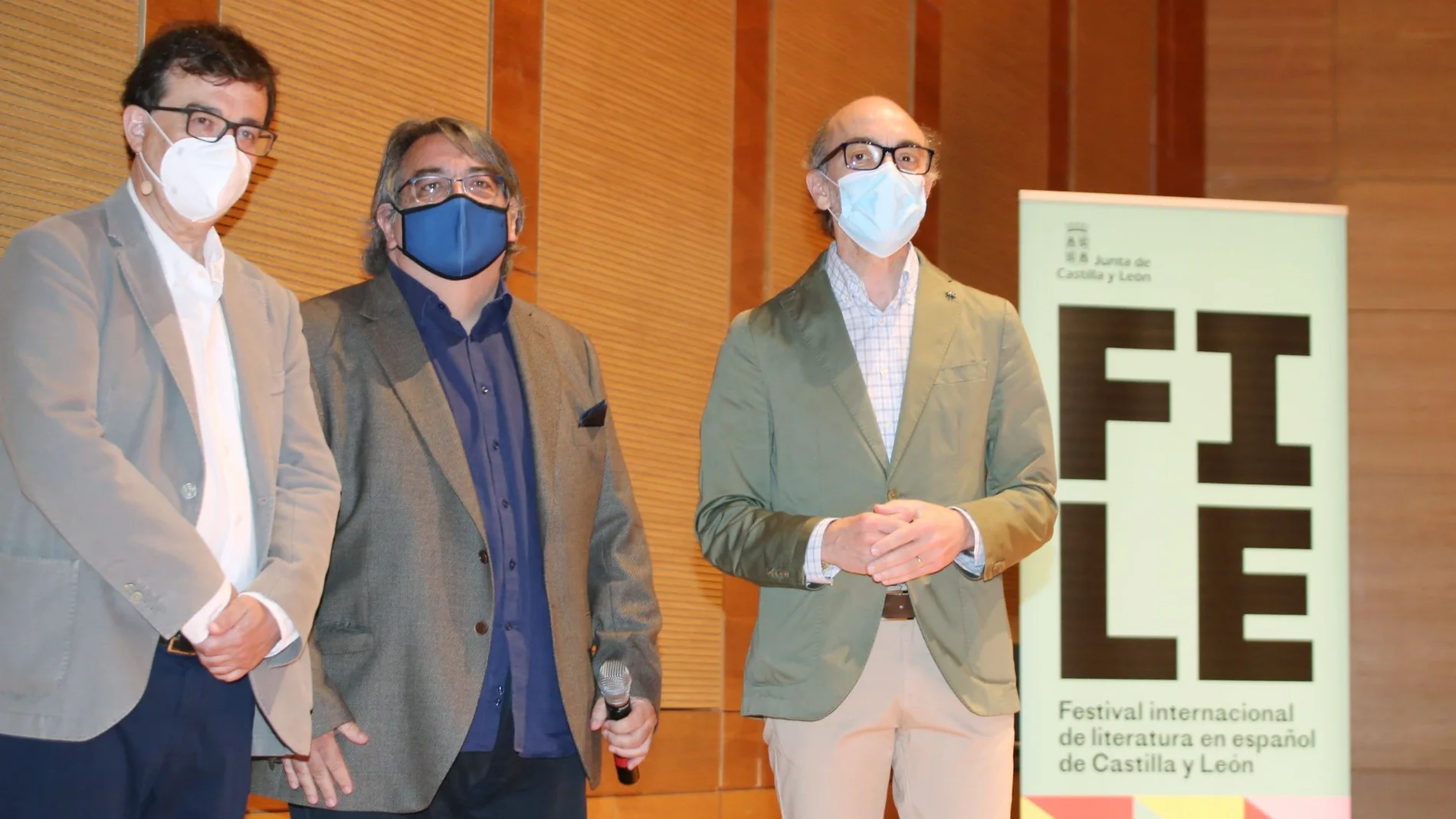 El consejero de Cultura y Turismo, Javier Ortega, asiste a la conversación 'De Cervantes al cielo' del Festival Internacional de Literatura en Español de Castilla y León