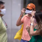 Un hombre se quita la mascarilla en Madrid (España)