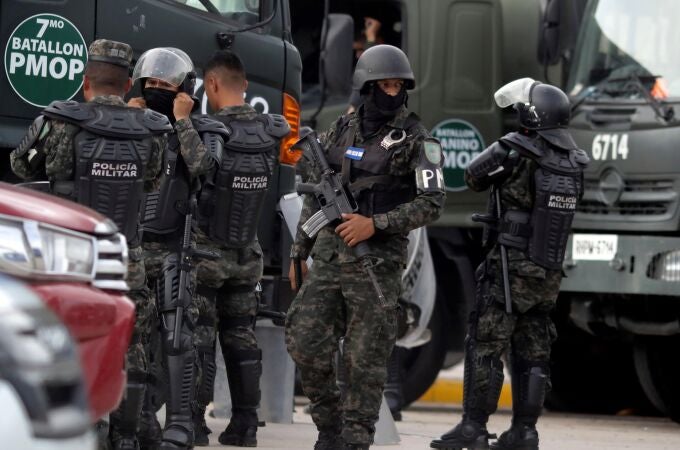 Militares se preparan para ingresar a la cárcel de máxima seguridad conocida como La Tolva, en el municipio de Morocelí, departamento de El Paraíso (Honduras).