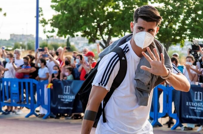 Morata, a su llegada al hotel de la selección en Sevilla