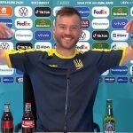 Andriy Yarmolenko bromea en la conferencia de prensa.