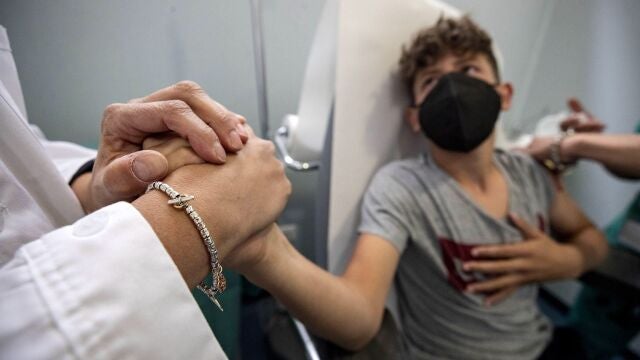 Un niño recibe la primera dosis de la vacuna contra el coronavirus en la región del Lacio (Italia)