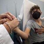 Un niño recibe la primera dosis de la vacuna contra el coronavirus en la región del Lacio (Italia)