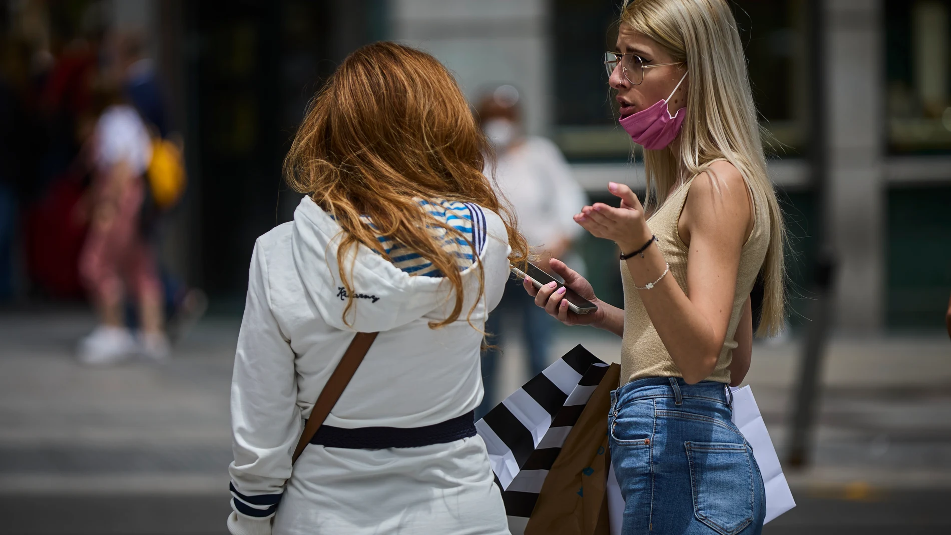 Gente sin mascarilla en la calle