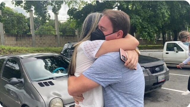 El venezolano con nacionalidad española Ruperto Sánchez abraza a su esposa tras salir de la cárcel en Venezuela