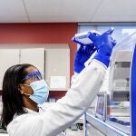 Una investigadora trabaja sobre la covid en Palo Alto, California