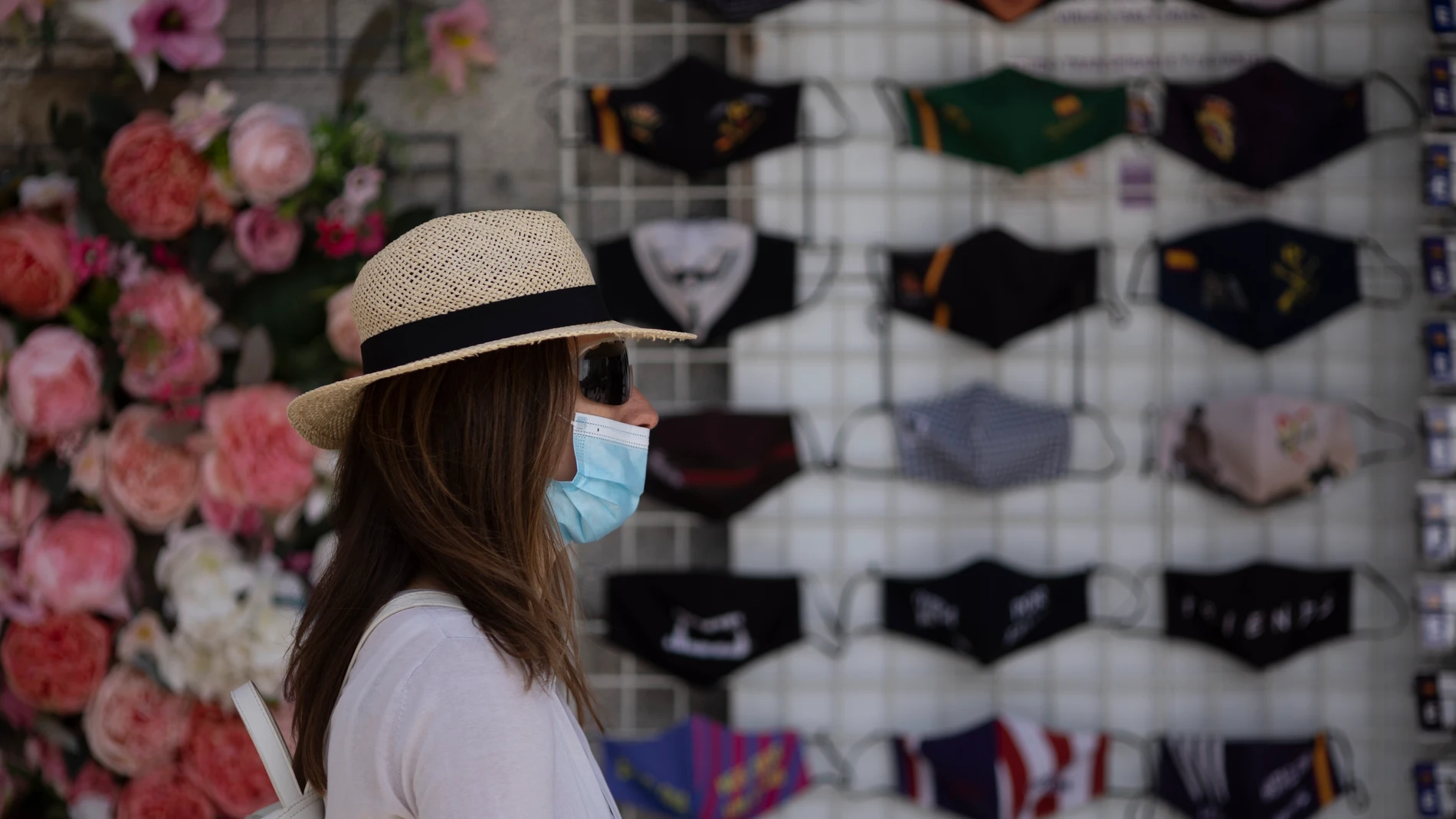 Una mujer con mascarilla en la Puerta del Sol de Madrid (España)