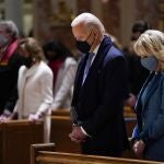 Joe y Jill Biden asisten a misa en la catedral de Saint Mathew