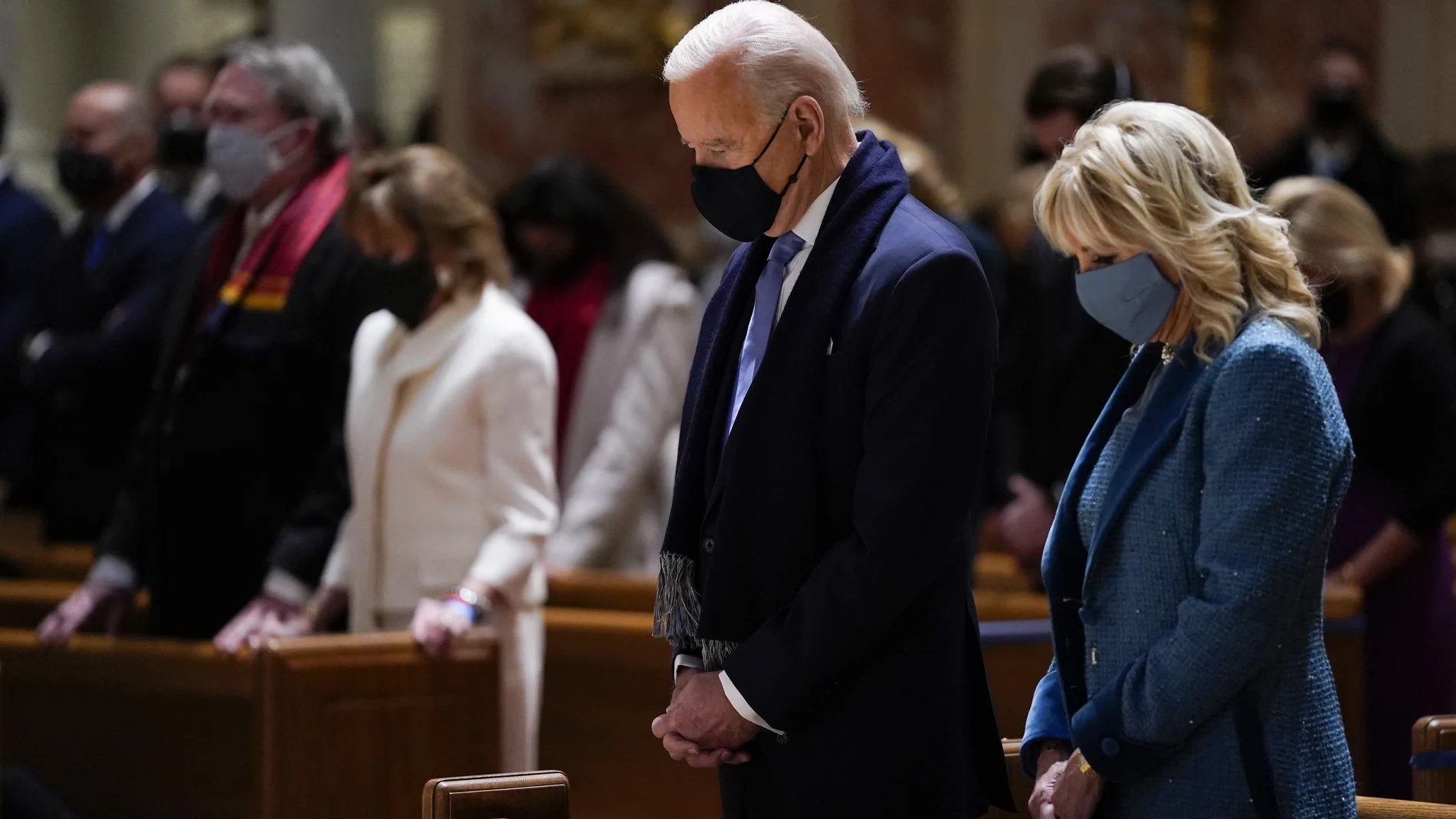 Joe y Jill Biden asisten a misa en la catedral de Saint Mathew