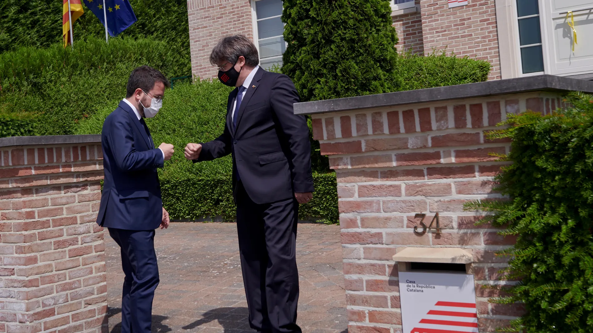 El presidente de la Generalitat, Pere Aragonès (i), saluda al expresident Carles Puigdemont, durante su primer encuentro presencial desde la toma de posesión del nuevo Govern, este viernes en Waterloo, Bélgica. EFE/ Horst Wagner