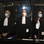 Los abogados de AstraZeneca Clemence Van Muylder (derecha) y Hakim Boularbah (izquierda) permanecen en pie ante el tribunal en Bruselas