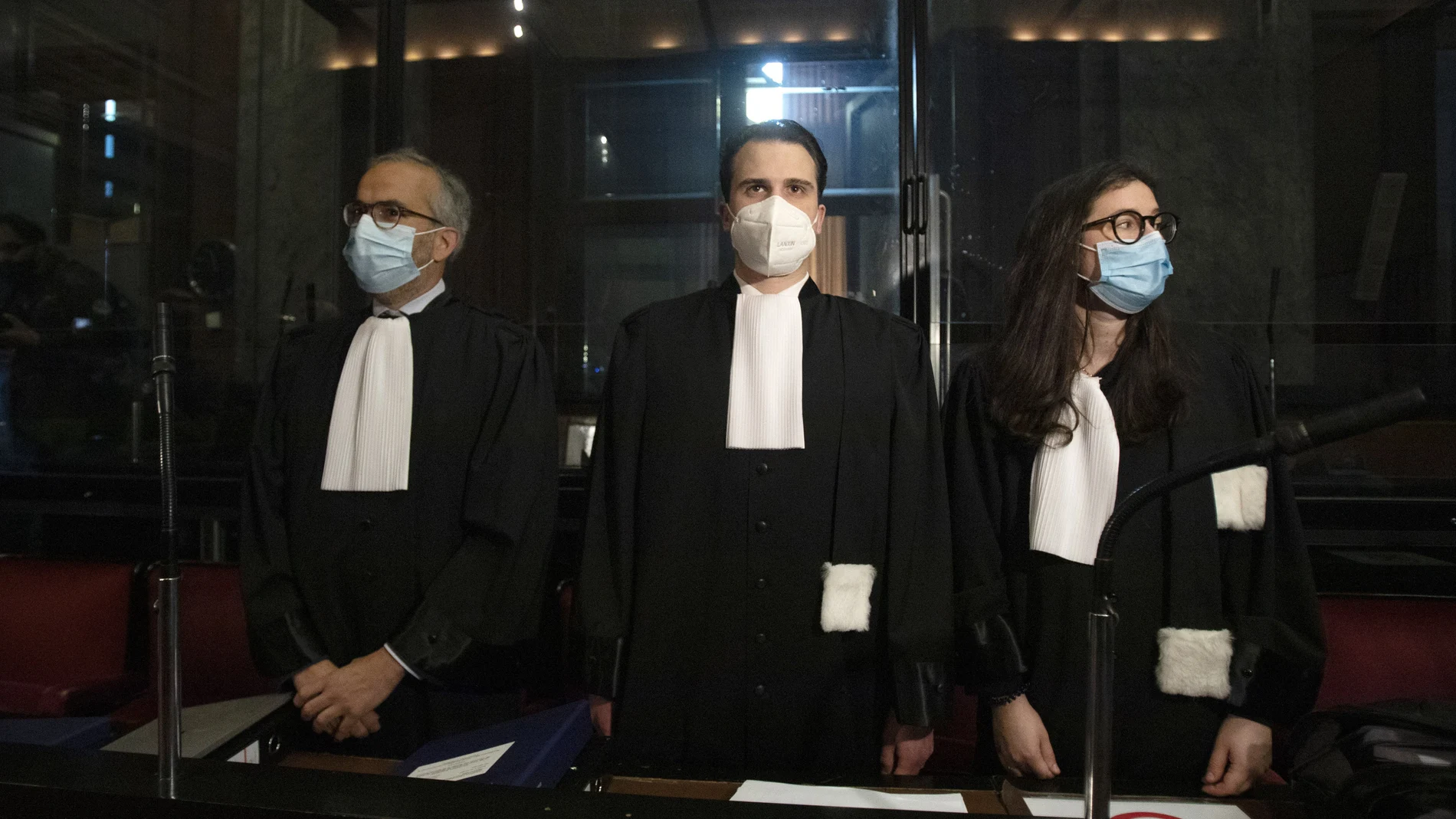 Los abogados de AstraZeneca Clemence Van Muylder (derecha) y Hakim Boularbah (izquierda) permanecen en pie ante el tribunal en Bruselas